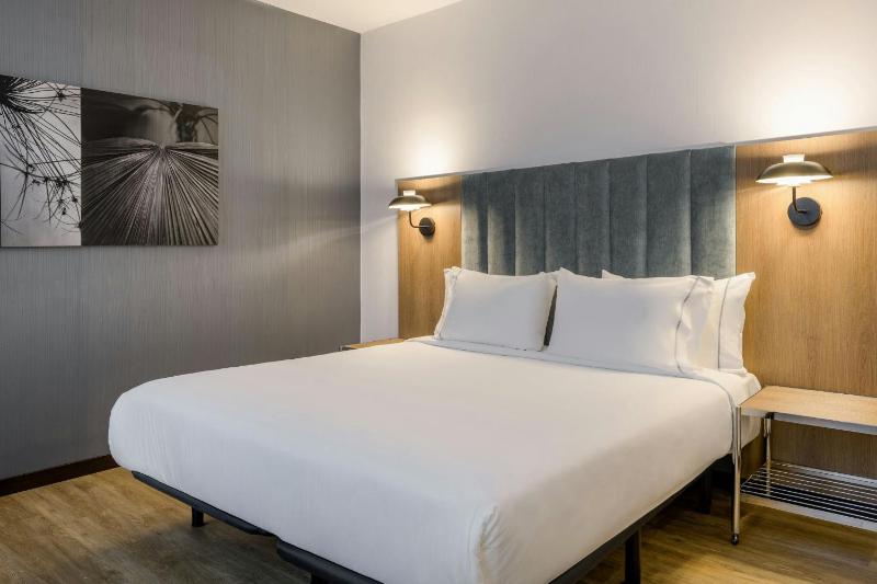 Standard Queen Room image 4