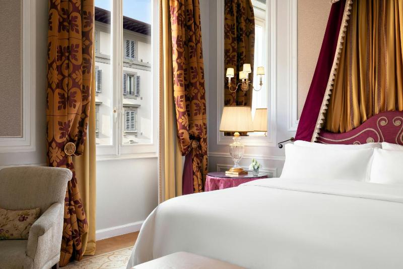 Premium, Guest room, 1 King image 4