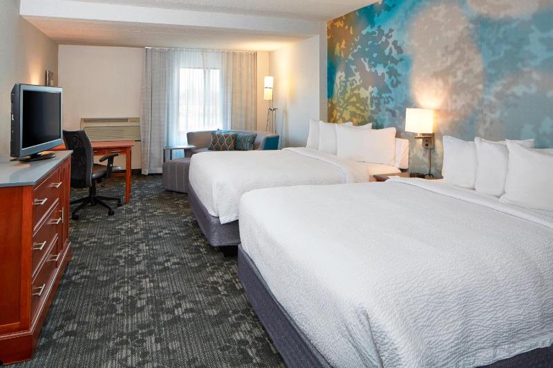 Queen Room with Two Queen Beds - Hearing Accessible image 4