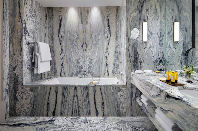 Serenissima Suite, 1 Bedroom Suite, S.Maria D.Giglio view, 1 King image 2