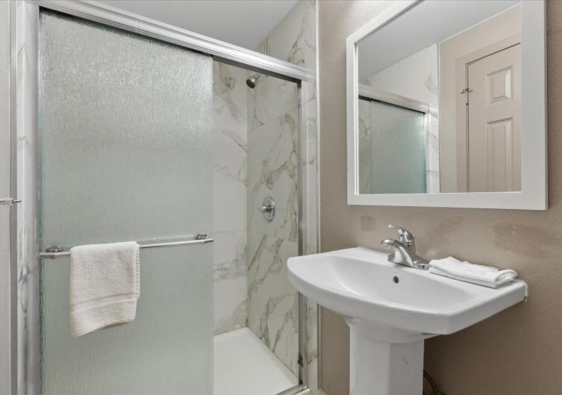 Small Double Room image 3