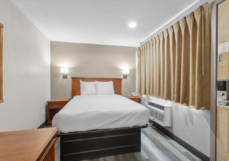 Small Double Room image 2