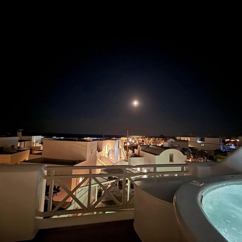 One-Bedroom Apartment with Hot Tub image 2