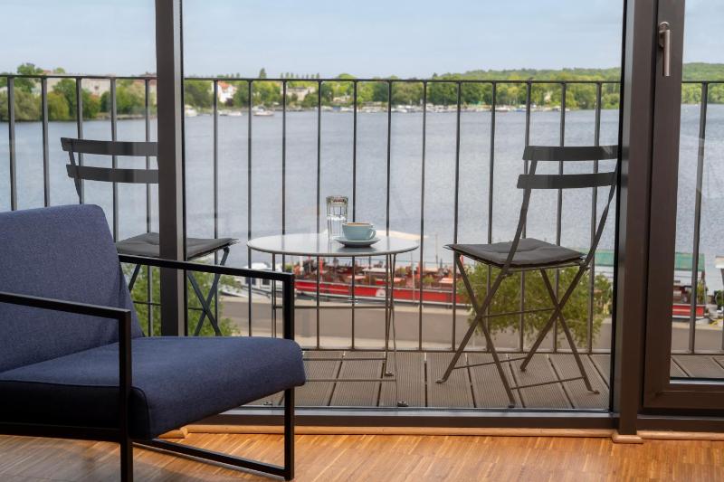 One-Bedroom Apartment with Lake View image 3