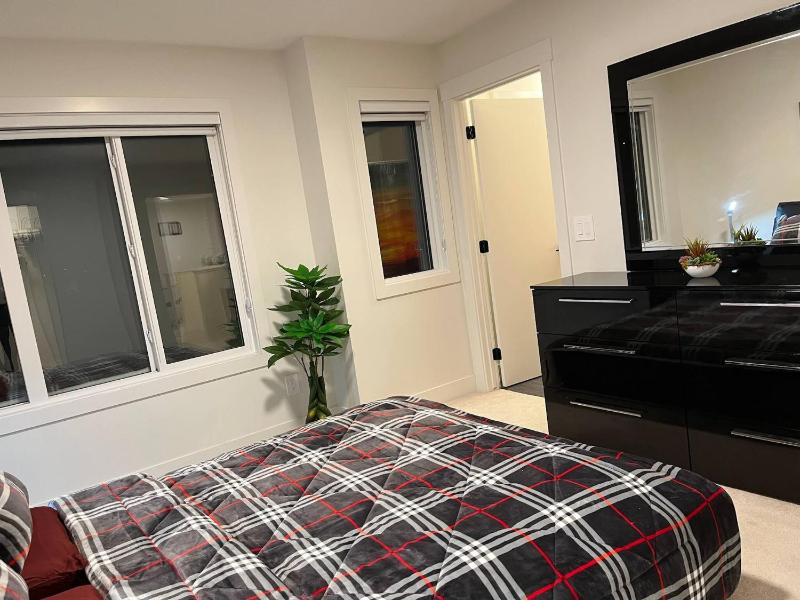 Full Luxury home 4 BD ACsleep 14BBQ 2V Garage - image 31