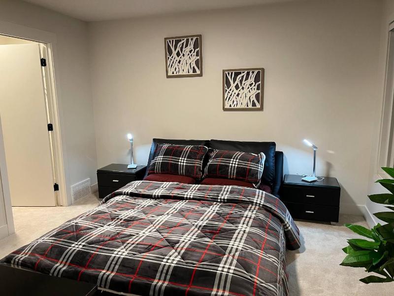 Full Luxury home 4 BD ACsleep 14BBQ 2V Garage - image 20