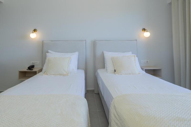 Double Room with Sea View image 2