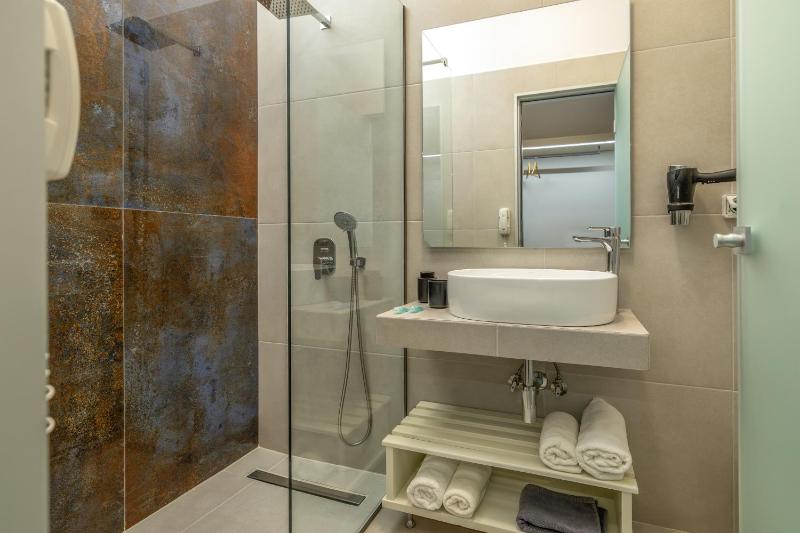 Double Room with Sea View image 3