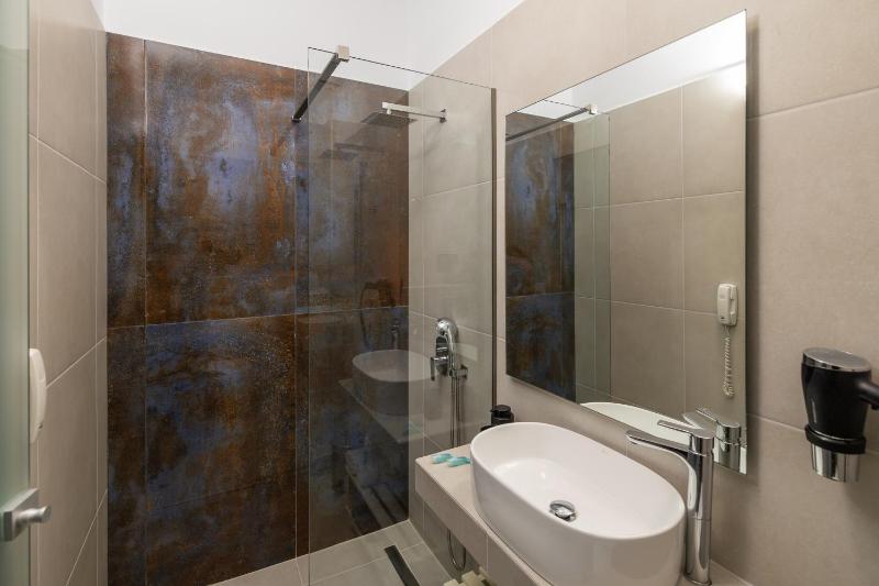 Double Room with Sea View image 4