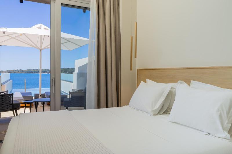 Junior Suite with Private Pool image 1