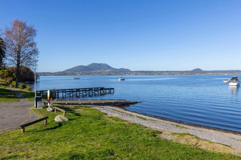 Beauty By The Bay Beautiful Lake views - image 26