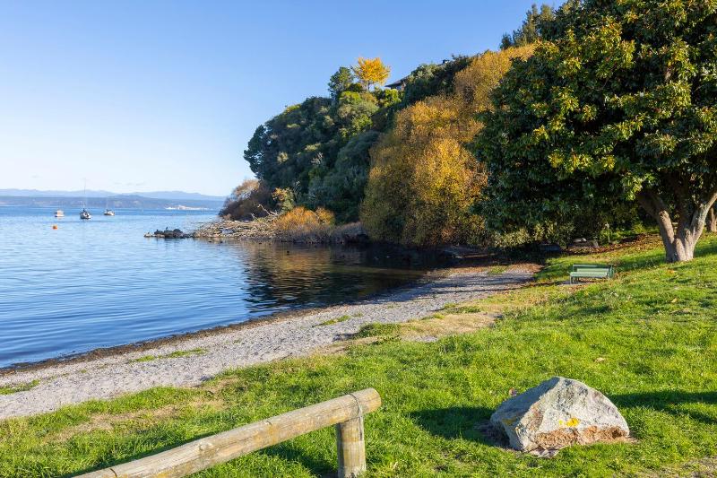 Beauty By The Bay Beautiful Lake views - image 6