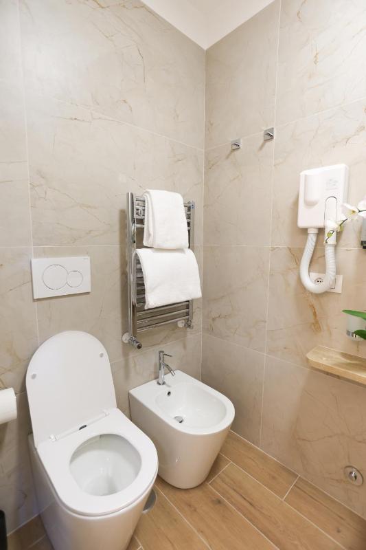 Double Room with Ensuite Private Bathroom image 1