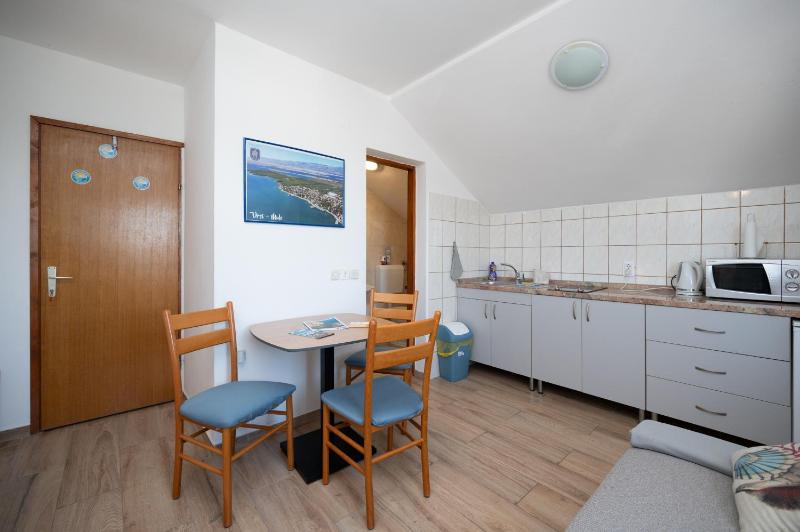 One-Bedroom Apartment with Balcony and Sea View image 4