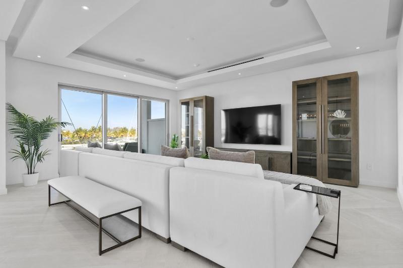 Casablanca Bahamas- New Luxury Waterfront Condo Palm Cay The Bahamas - image 3