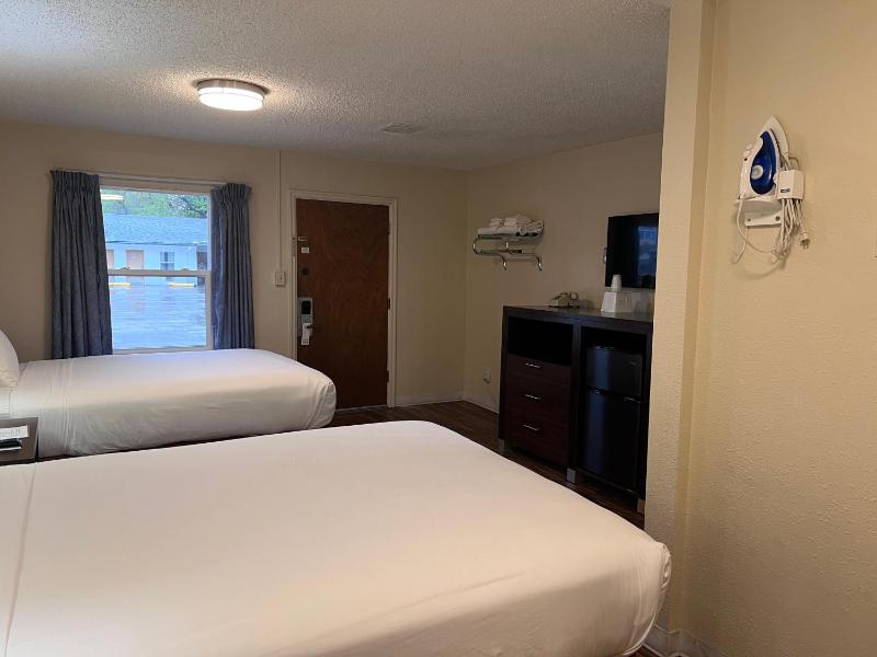 Queen Room with Two Queen Beds image 4
