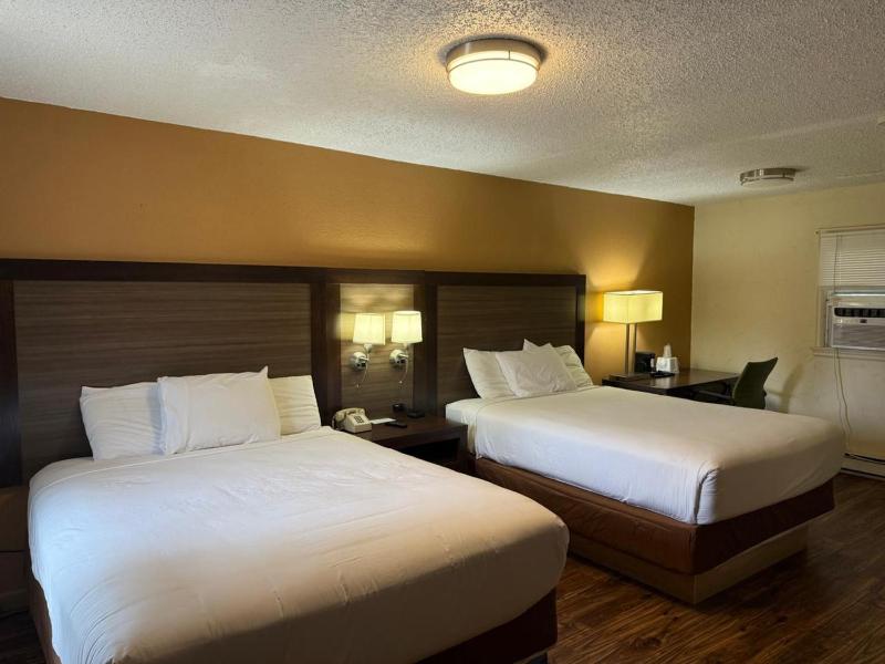 Queen Room with Two Queen Beds image 3