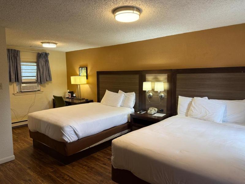 Queen Room with Two Queen Beds image 2