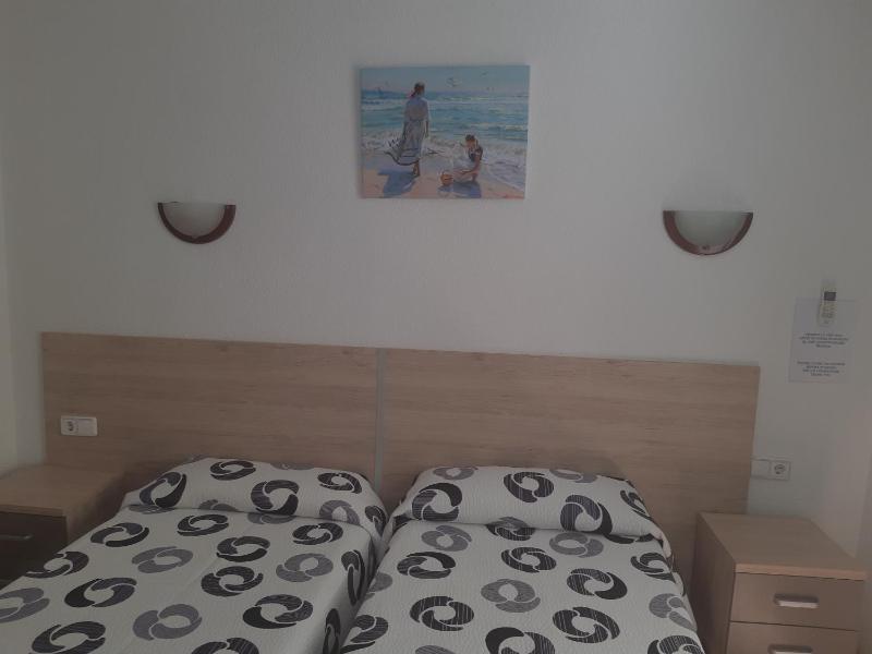 Economy Twin Room image 1