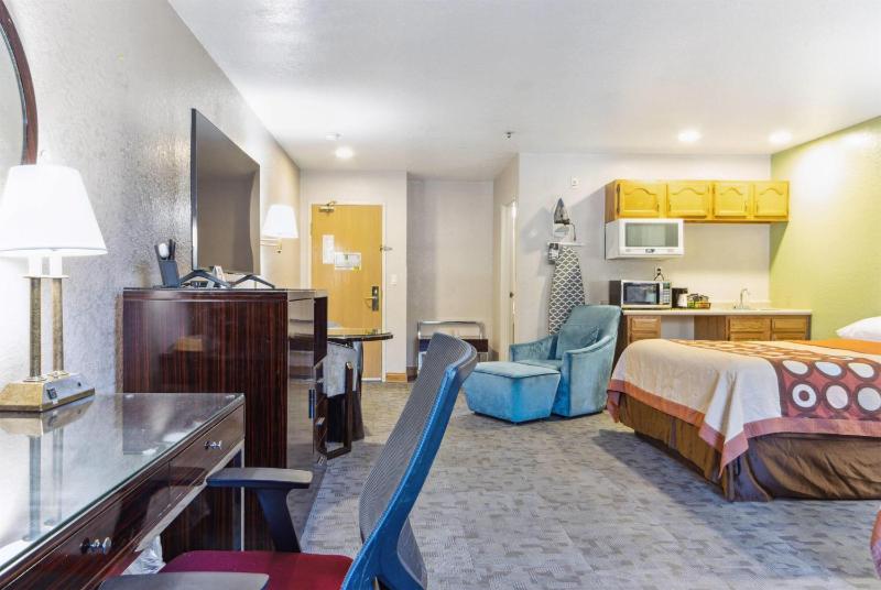 Deluxe Queen Room with Two Queen Beds - Non-Smoking image 4