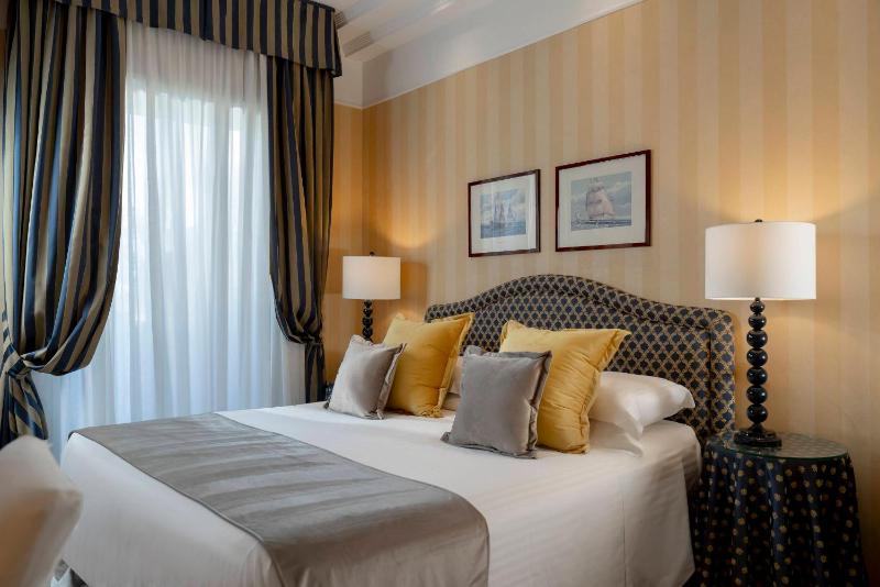 Classic Double Room with Partial Sea View image 3