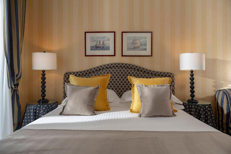 Classic Double Room with Partial Sea View image 1