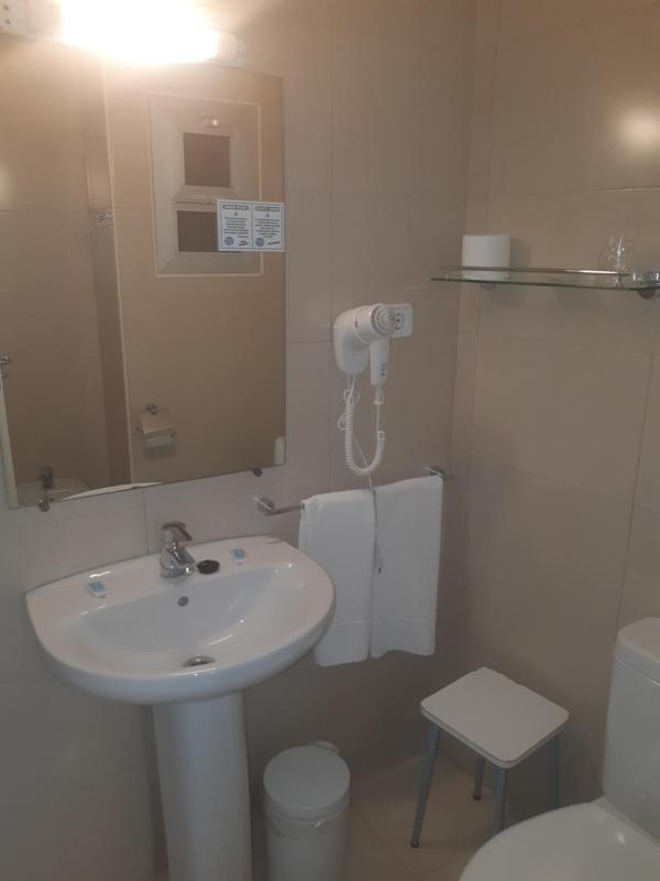 Economy Twin Room image 4