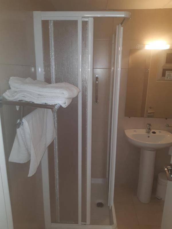 Economy Twin Room image 3