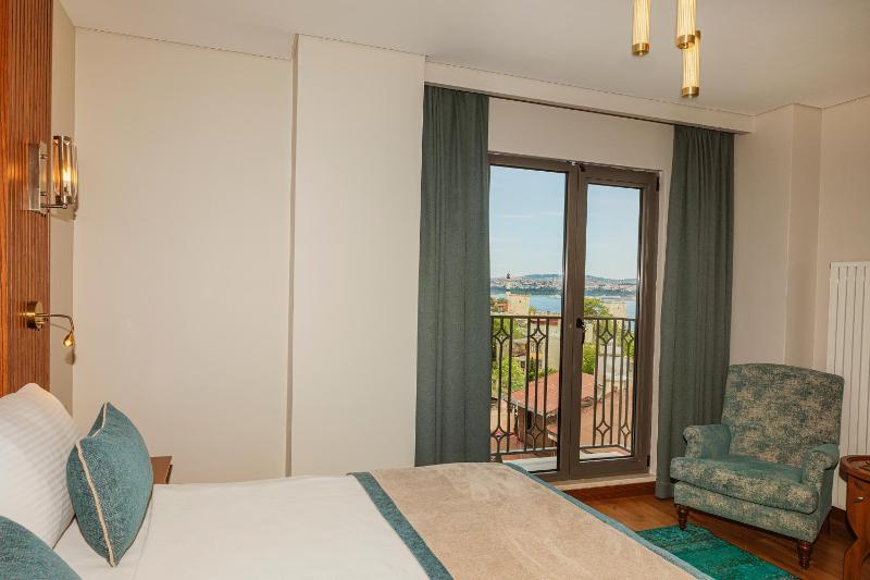 Superior Double Room with Sea View image 4