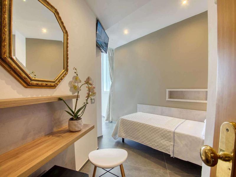 Single Room with Sea View image 1