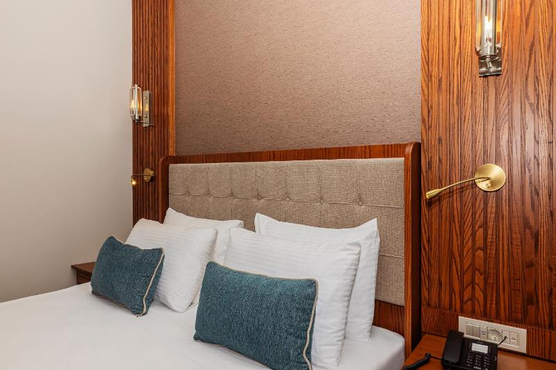 Standard Double Room image 4