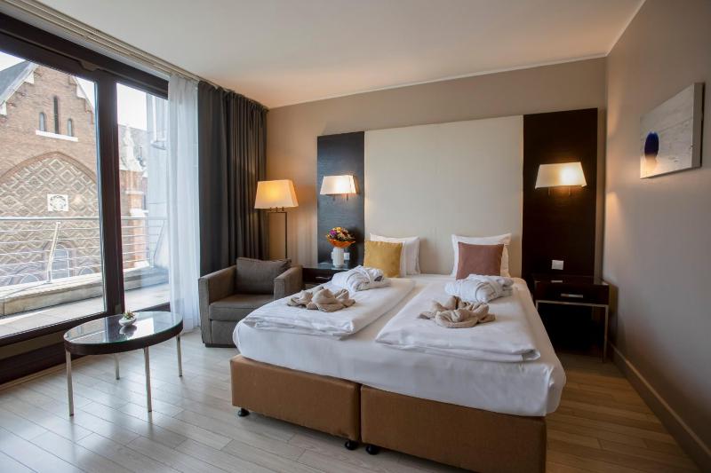 Deluxe Double Room with Balcony image 2