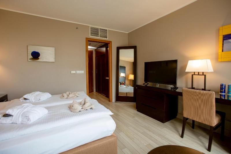 Deluxe Double Room with Balcony image 4