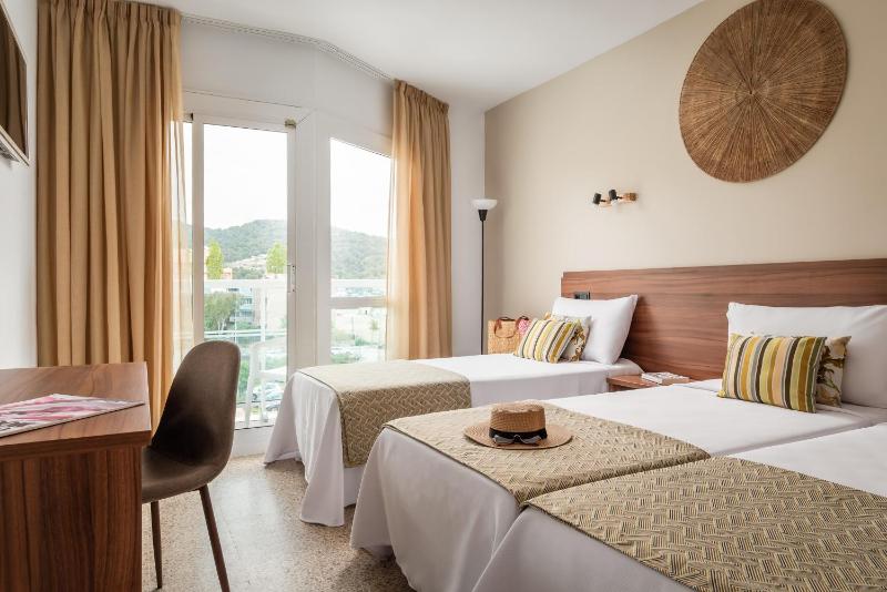 Triple Room (3 Adults) image 1