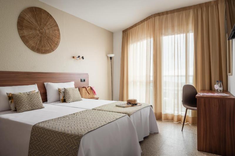 Double or Twin Room image 4