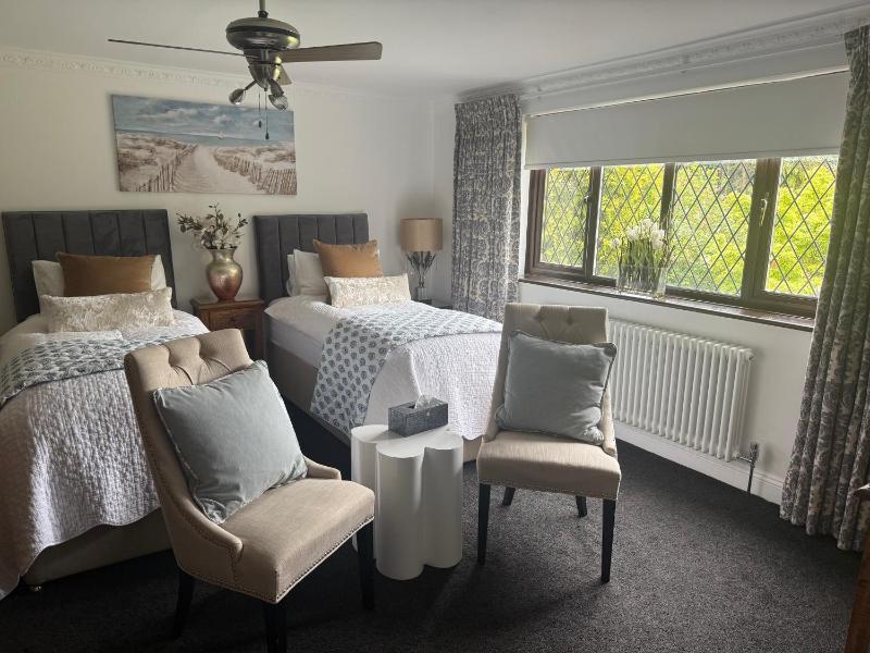 Standard Twin Room with Garden View image 3