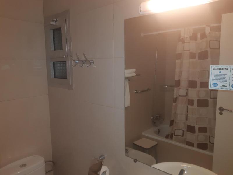 Twin Room with Street VIew image 3