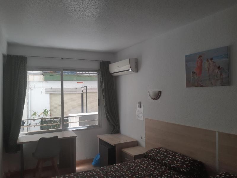 Twin Room with Street VIew image 1