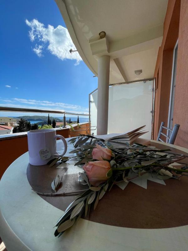 Triple Room with Balcony and Sea View image 3