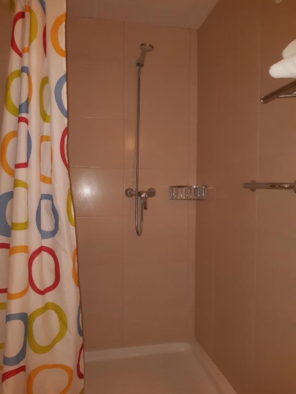 Twin Room with Street VIew image 4
