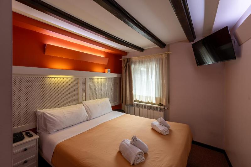 Double Room image 1