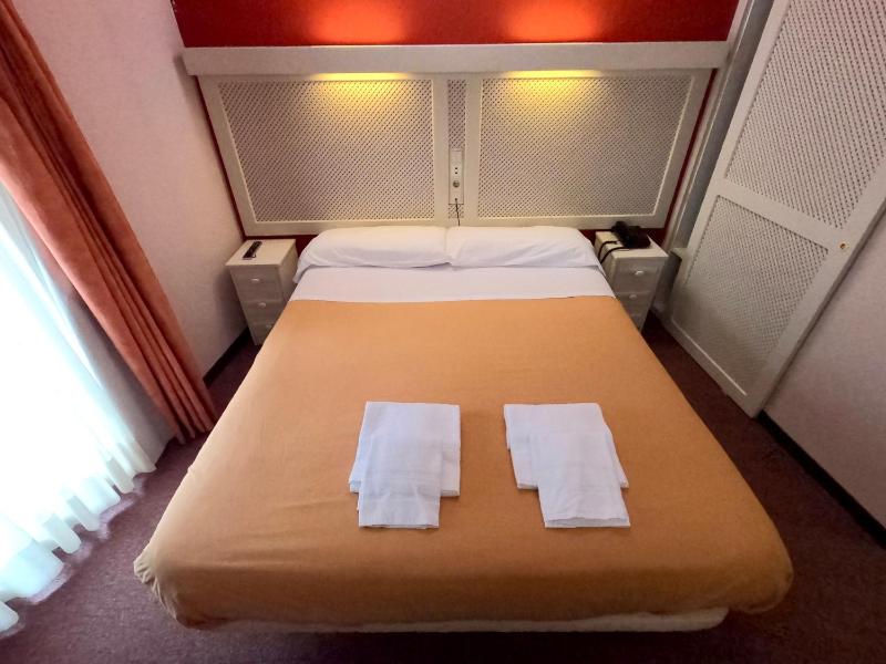 Double Room with Balcony image 2
