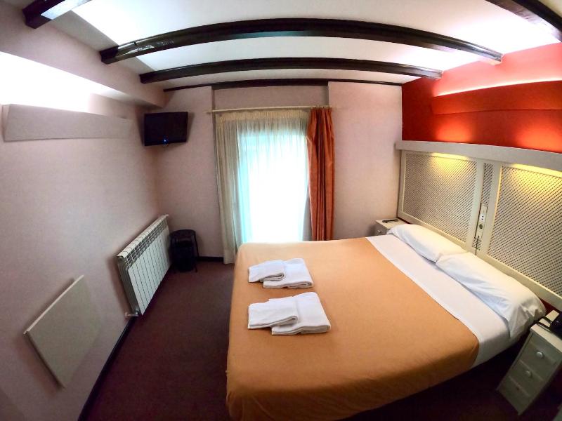 Double Room with Balcony image 1