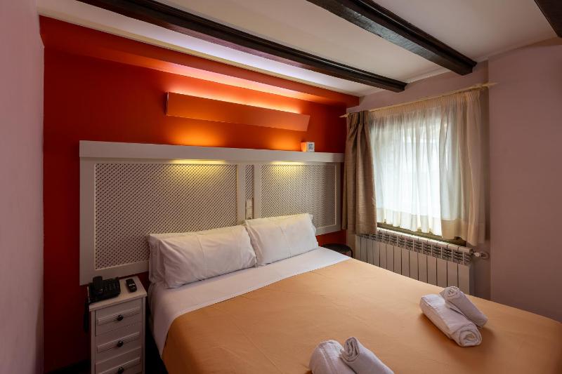 Double Room image 3