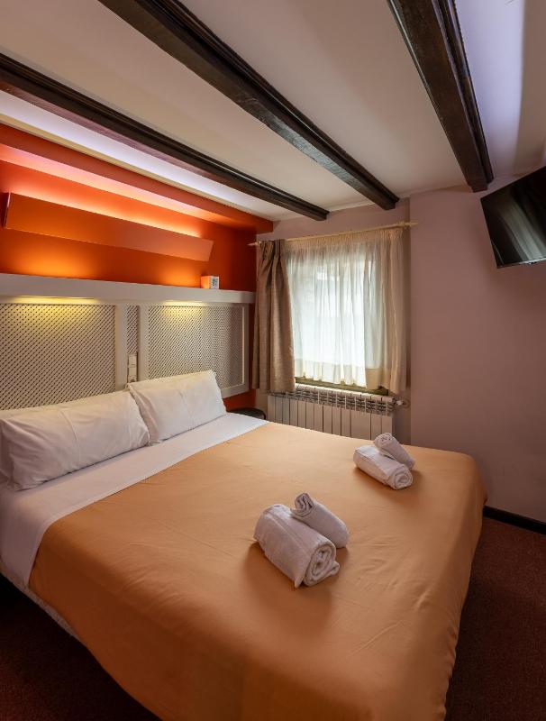 Double Room image 4