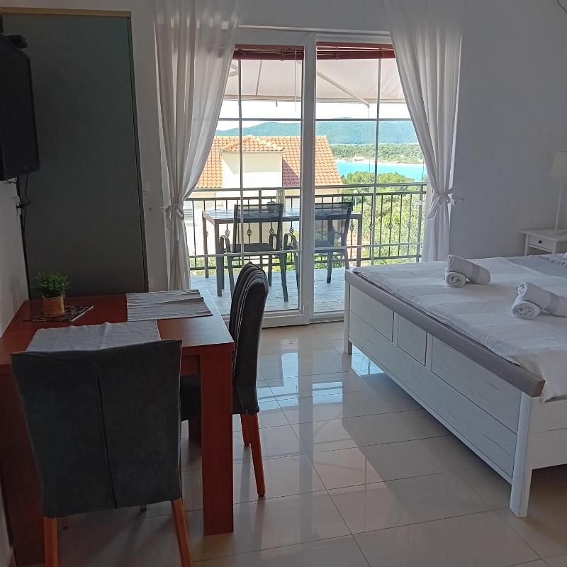 Studio Apartment with Sea View image 4