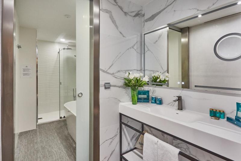 Presidential Suite with Hot Tub image 3