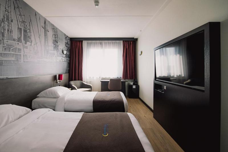 Deluxe Twin Room image 1