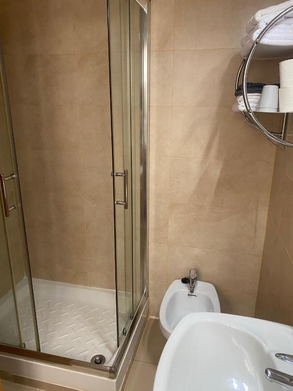 Twin Room image 4