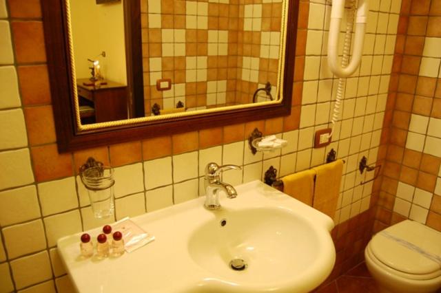Triple Room with Balcony image 3